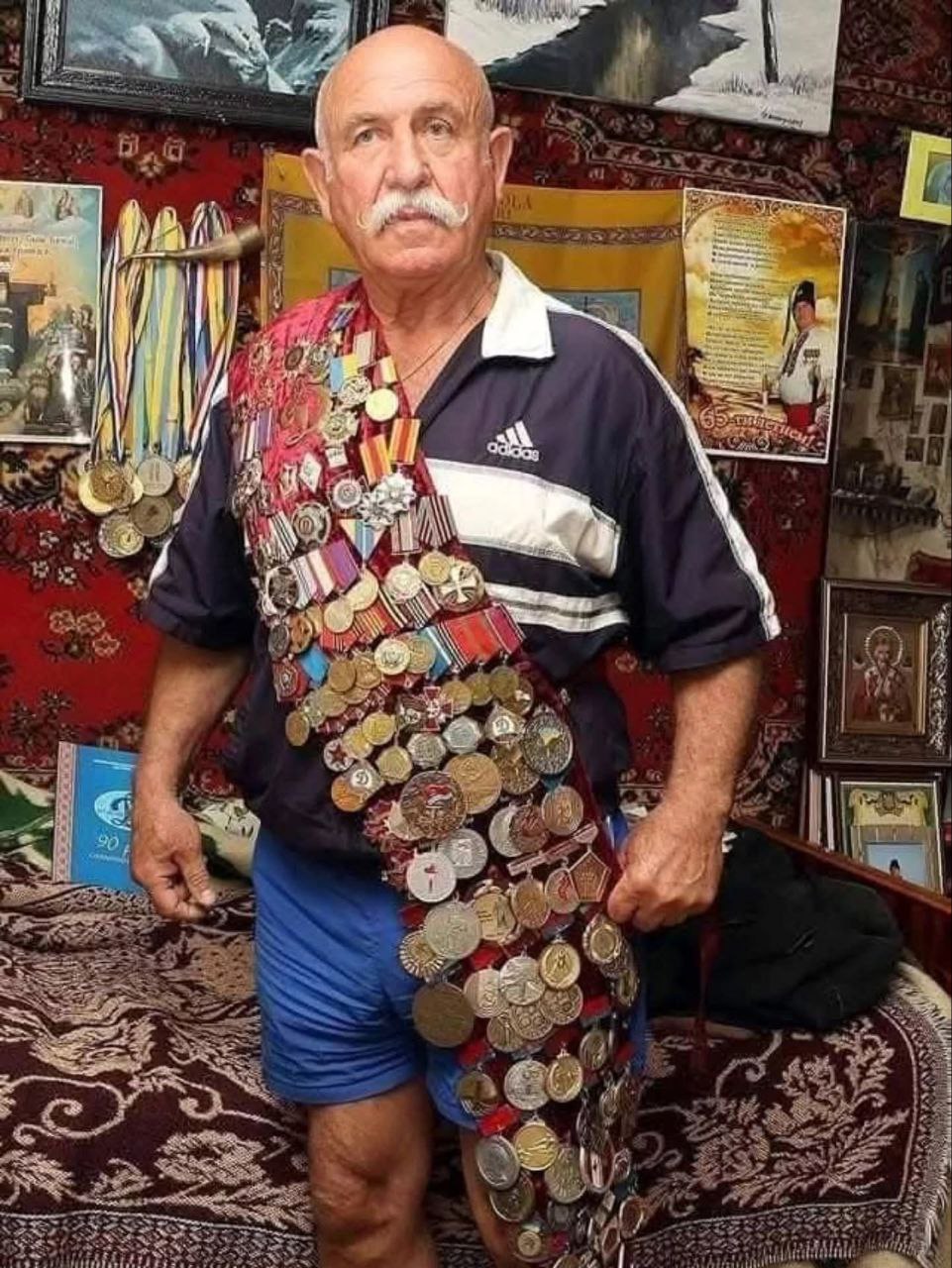 ЛЕГЕНДАРНОМУ ПАСІЧНИКУ — 79!💪