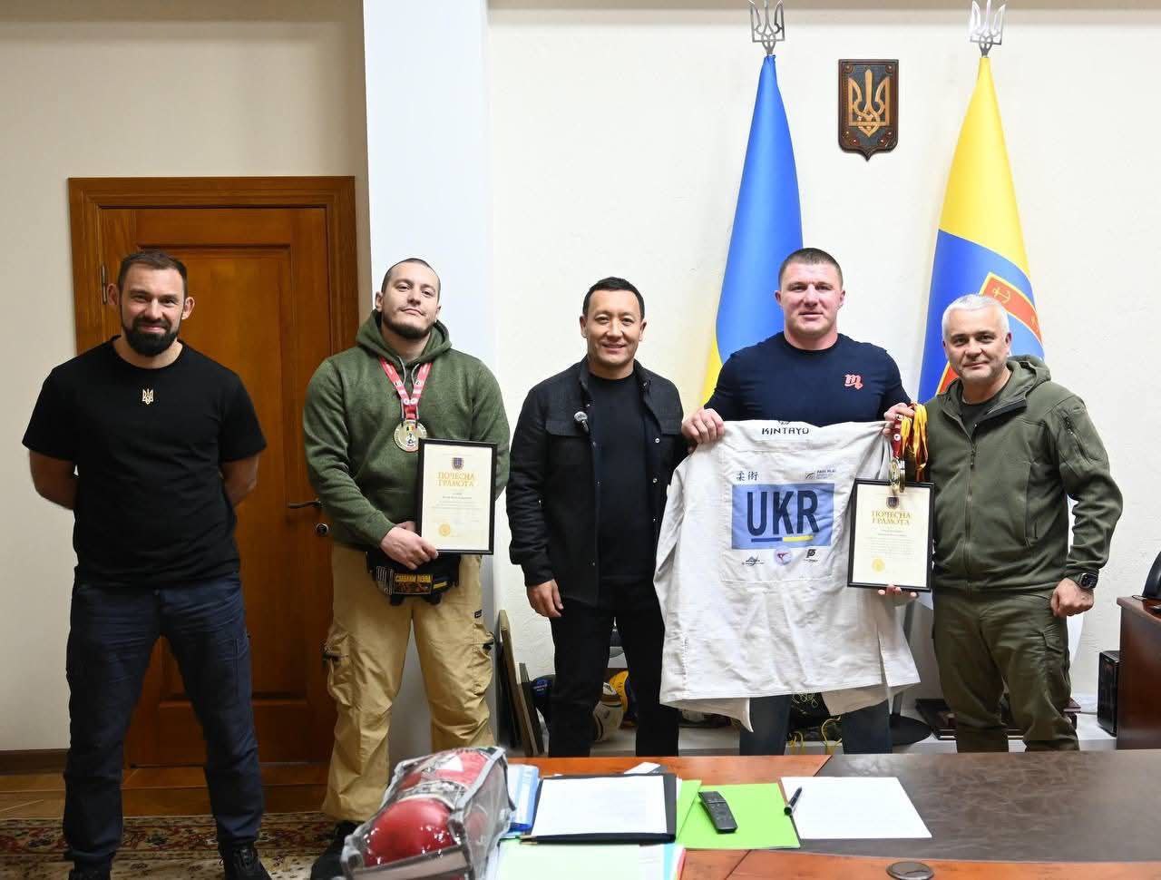 🇺🇦Очільник Одеської ОВА Олег Кіпер вручив почесні грамоти нашим спортсменам та героям